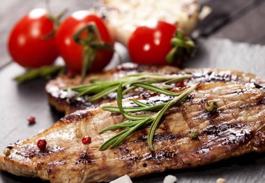 Sebze ve baharat siyah arka plan üzerine sığır eti biftek ızgara