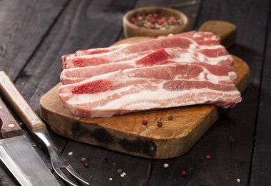 Çiğ domuz biftek baharatlar ile kesme tahtası.