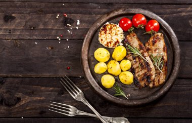 Sebze ve baharat siyah arka plan üzerine sığır eti biftek ızgara