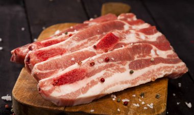 Çiğ domuz biftek baharatlar ile kesme tahtası.