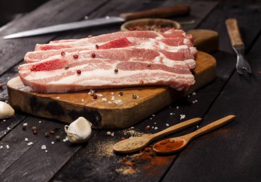 Çiğ domuz biftek baharatlar ile kesme tahtası.