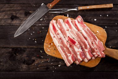 Bir kesme tahtası baharatlar ile ham sığır eti biftek.