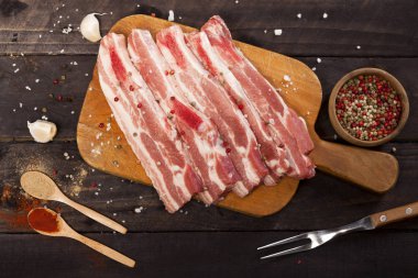 Bir kesme tahtası baharatlar ile ham sığır eti biftek.