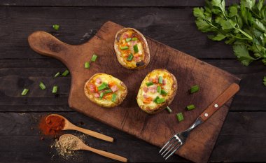 Fırında pastırma, peynir, chives ve baharatlar ile doldurulmuş patates