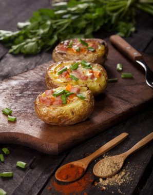 Fırında pastırma, peynir, chives ve baharatlar ile doldurulmuş patates