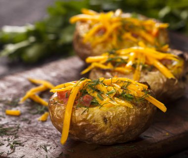 Fırında pastırma, peynir, frenk soğanı, dereotu ve baharatlar ile doldurulmuş patates