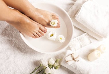 Beyaz arka plan üzerinde ayak spa. Spa arka plan.