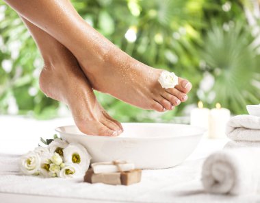 Ayak spa tropikal yeşil yaprakları arka plan üzerinde