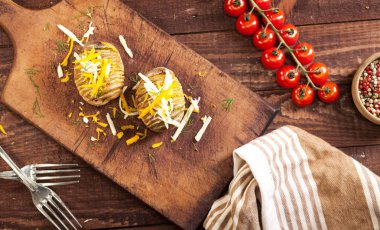 Peynir, kaşar peyniri ve dereotu ile doldurulmuş patates pişmiş. Üstten Görünüm.