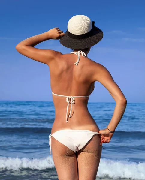 Beautiful girl buttocks on a blue sea background — Stock Photo, Image