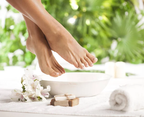 Voet spa op de achtergrond van een tropische groene bladeren — Stockfoto