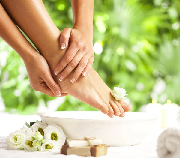 Voet spa op de achtergrond van een tropische groene bladeren — Stockfoto