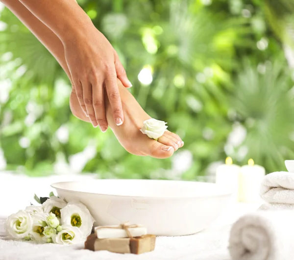 Voet spa op de achtergrond van een tropische groene bladeren — Stockfoto