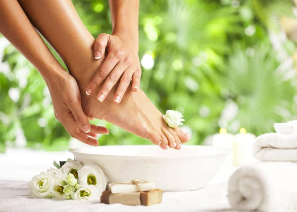 Voet spa op de achtergrond van een tropische groene bladeren — Stockfoto