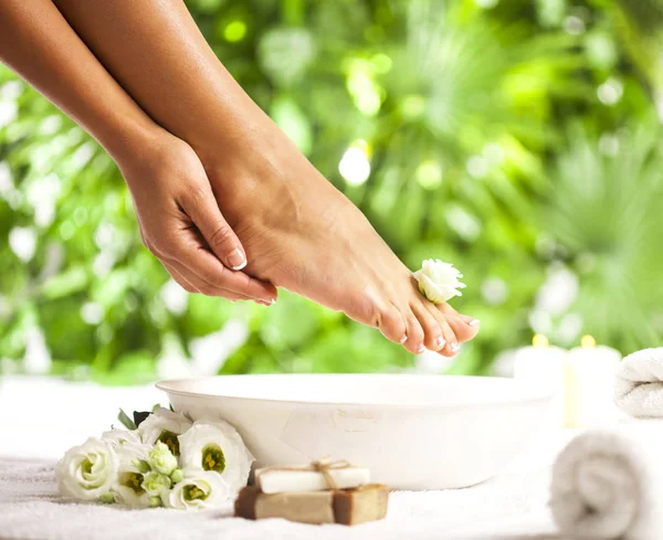 Ayak spa tropikal yeşil yaprakları arka plan üzerinde