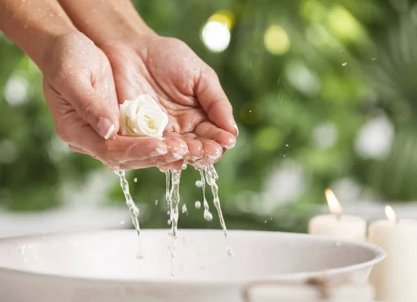 Concept de spa mains sur fond de feuilles vertes tropicales — Photo