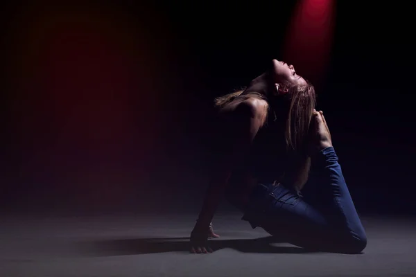 Joven hermosa bailarina sobre un fondo oscuro —  Fotos de Stock