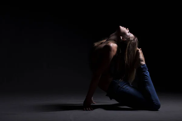 在黑暗的背景的年轻美丽的舞蹈家 — 图库照片
