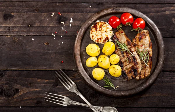 Sebze ve baharat siyah arka plan üzerine sığır eti biftek ızgara