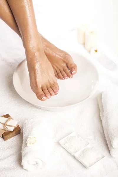 Spa des pieds sur fond blanc. Fond du spa . — Photo