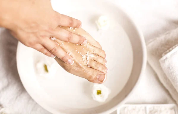 Fußbad auf weißem Hintergrund. Wellness-Hintergrund. — Stockfoto