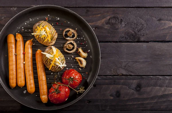 Gebakken gevulde aardappelen met kaas, cheddar, dille en wiener worstjes — Stockfoto