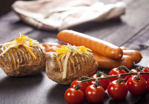 Запечена фарширована картопля з сиром, чеддером, кропом та сосисками — стокове фото