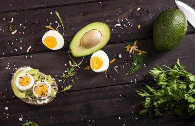 Bruschetta avokado, peynir, yumurta, susam ahşap tablo