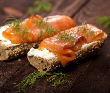 Bruschettas krem peynir, somon ve dereotu ahşap tablo