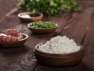 Pişmiş karides ahşap kase beyaz pirinç, bezelye ahşap arka plan kahverengi.