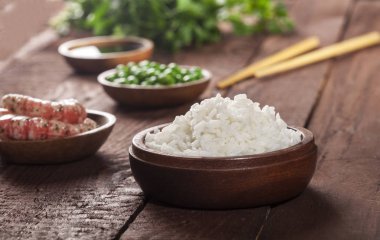 Ahşap kase karides, bezelye ve chopsticks ahşap kahverengi zemin üzerine beyaz pirinç pişmiş.