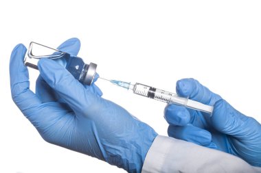 Bir şırınga ve bir şişe beyaz arka plan üzerinde bir enjeksiyon Çözümle.