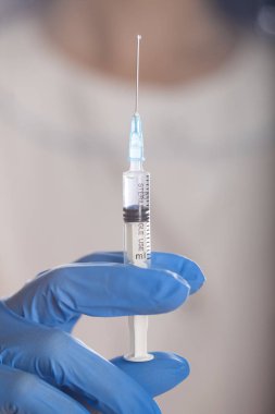 Şırıngayla enjeksiyon çözümünü tutan doktor