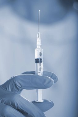 Şırıngayla enjeksiyon çözümünü tutan doktor