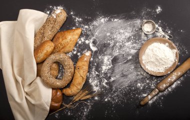 Koyu arkaplanda çeşitli fırınlanmış mallar