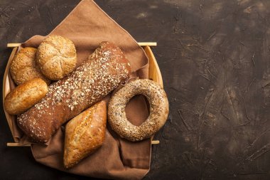 Koyu arkaplanda çeşitli fırınlanmış mallar