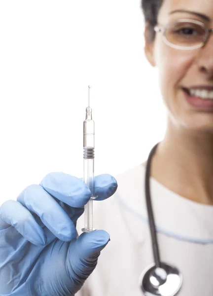 Läkare som innehar en spruta med en injektionslösning för — Stockfoto