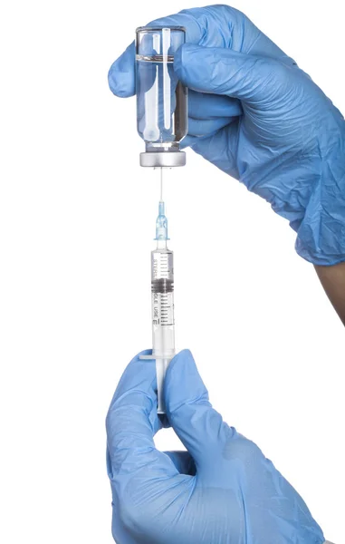 Injekční stříkačka a láhev s roztokem injekce na bílém pozadí. — Stock fotografie