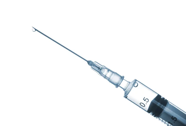 Injekční stříkačka s injekční roztok na bílém pozadí s kopií prostor — Stock fotografie