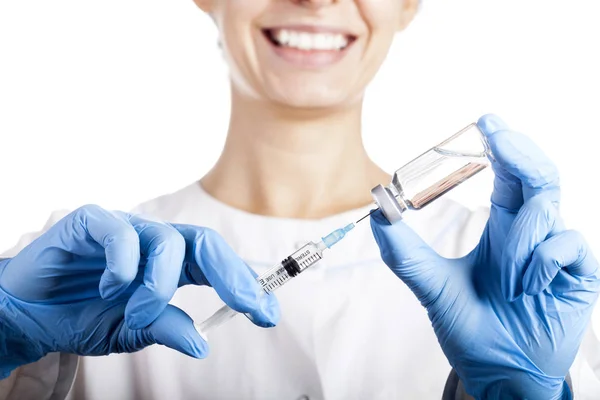 Läkare som innehar en spruta och en flaska med en injektionslösning för — Stockfoto