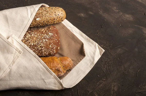 Assortiment de produits de boulangerie sur fond sombre — Photo