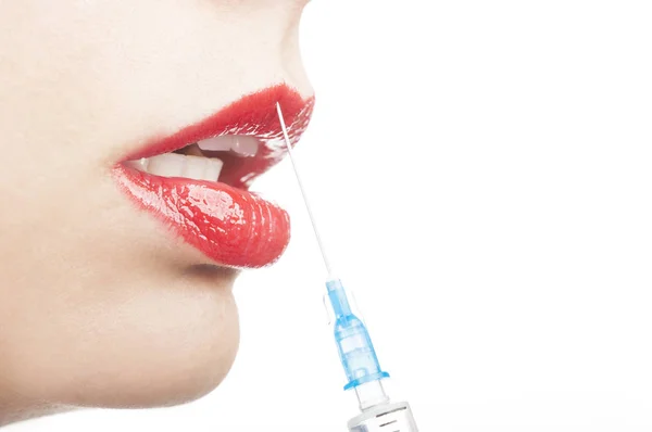 Hermosa mujer joven recibiendo inyección de relleno en los labios, primer plano sobre fondo blanco — Foto de Stock