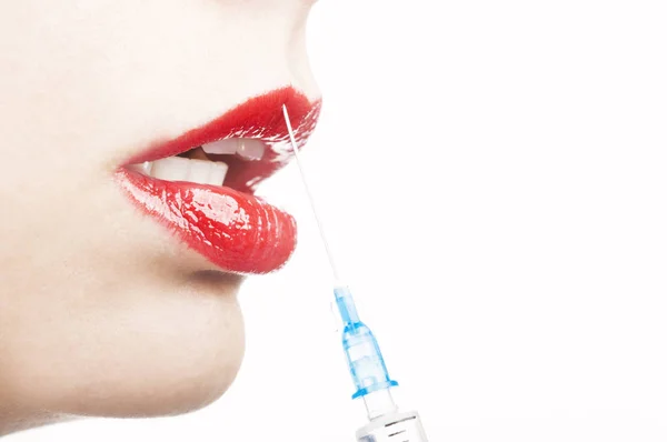 Mooie jonge vrouw ontvangen vuller injectie in lippen, close-up op witte achtergrond — Stockfoto