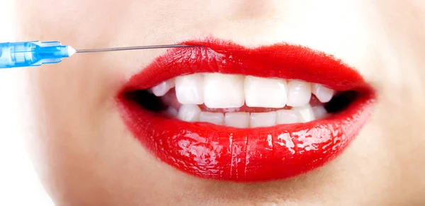 Hermosa mujer joven recibiendo inyección de relleno en los labios, primer plano — Foto de Stock