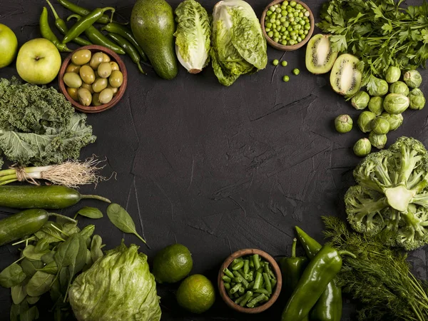 Groene gezonde voeding, groenten en fruit. Bovenaanzicht met kopieerruimte. — Stockfoto