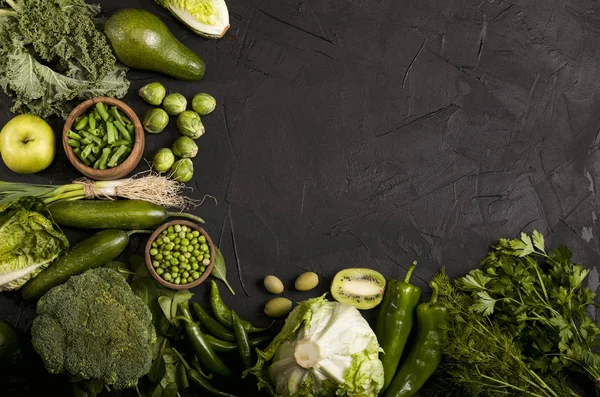 Groene gezonde voeding, groenten en fruit. Bovenaanzicht met kopieerruimte. — Stockfoto