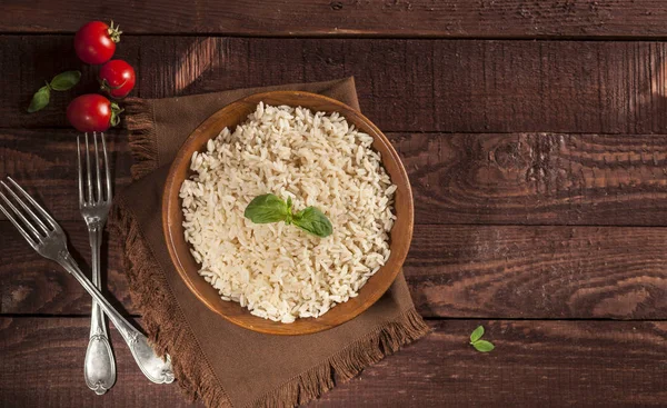 Vařená bílá rýže v misce na dřevěném pozadí. — Stock fotografie