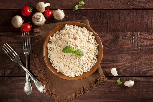 Vařená bílá rýže v misce na dřevěném pozadí. — Stock fotografie
