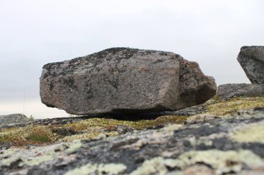 Büyük bir mağara havada asılı duruyor.
