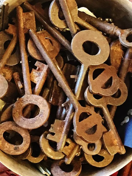  Antika dükkanında eski anahtarlar..